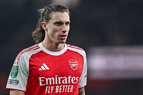 تقارير: تشيلسي يراقب وضع كالافيوري بعد تراجع مشاركاته مع أرسنال